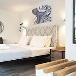 White W3 New In Апартаменты *